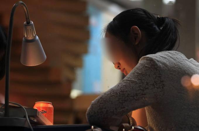 3名女大学生熬夜打游戏恐终身不孕,医生:最好10点就睡觉