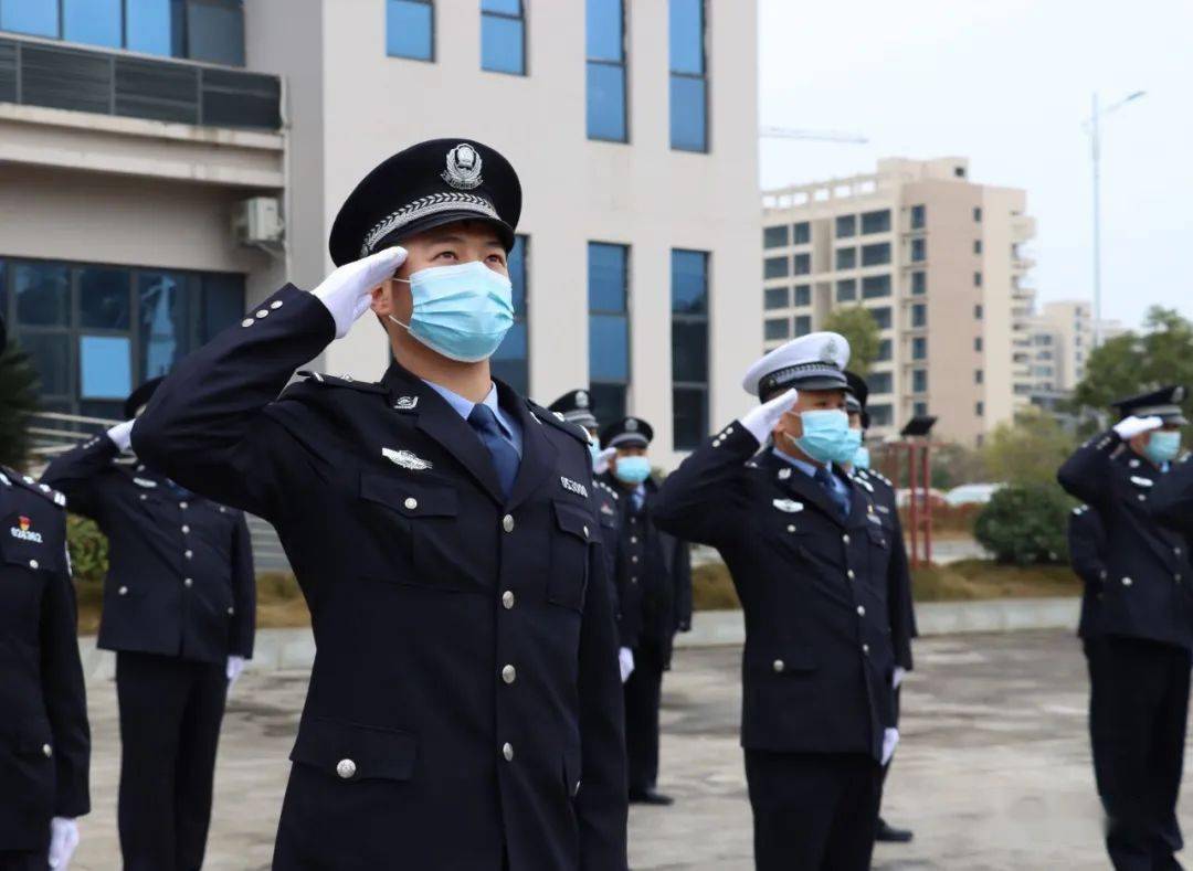 2021年1月10日上午,金沙县公安局在大楼广场举行迎接警旗暨向警旗