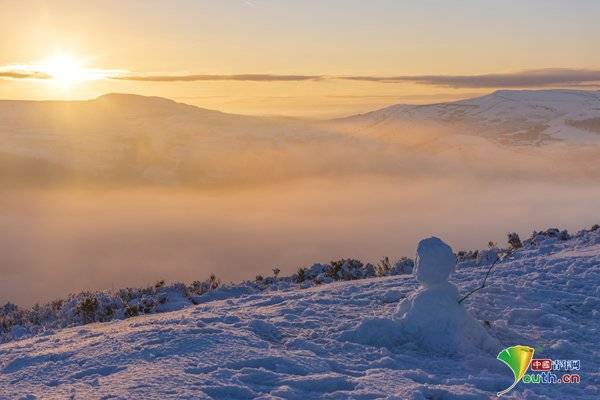 英国德比郡峰区冬季日出美景 梦幻缥缈