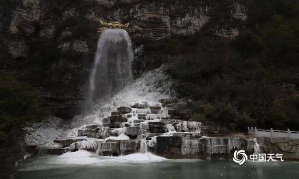 受持续低温影响 贵州现金龙吐水壮观冰瀑