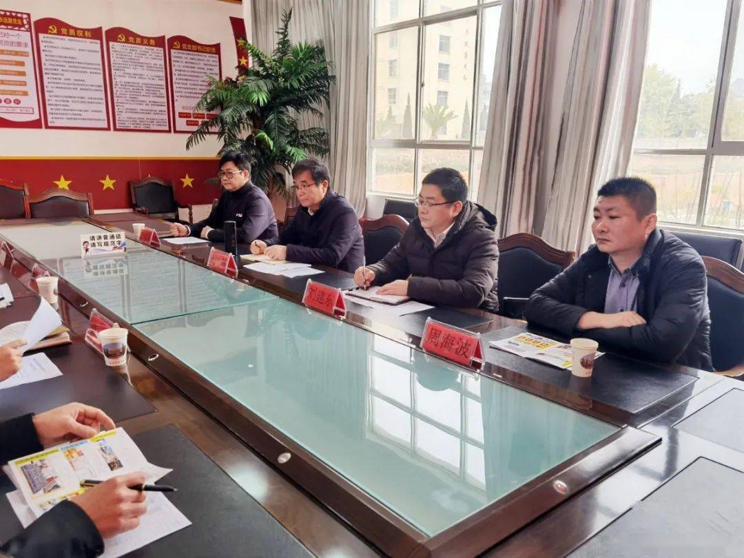 座谈会由双柏一中党总支书记,校长尹琼主持.近日