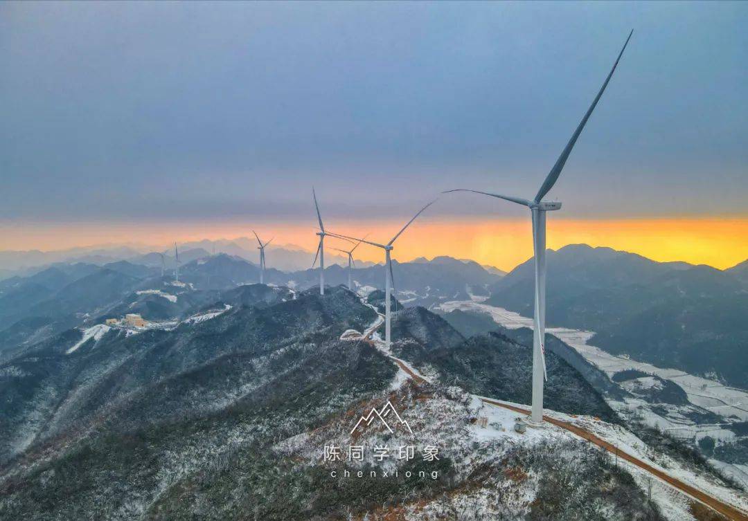 视频航拍屹立于湘西之巅的大灵山风力发电场_龙山县