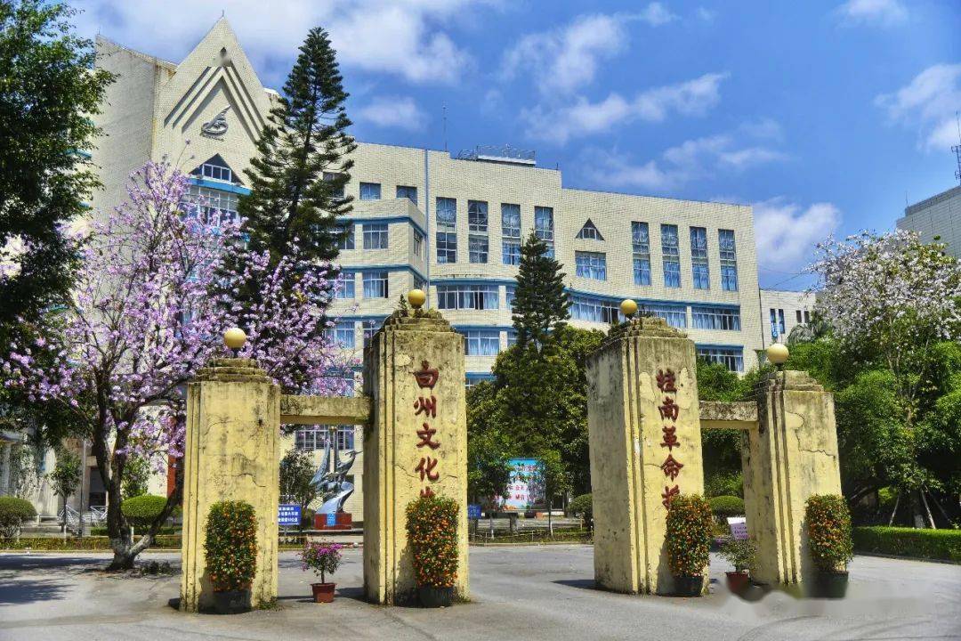 我们再一起摘下口罩叙旧畅谈,再携手游字祖庙,赏紫荆花!