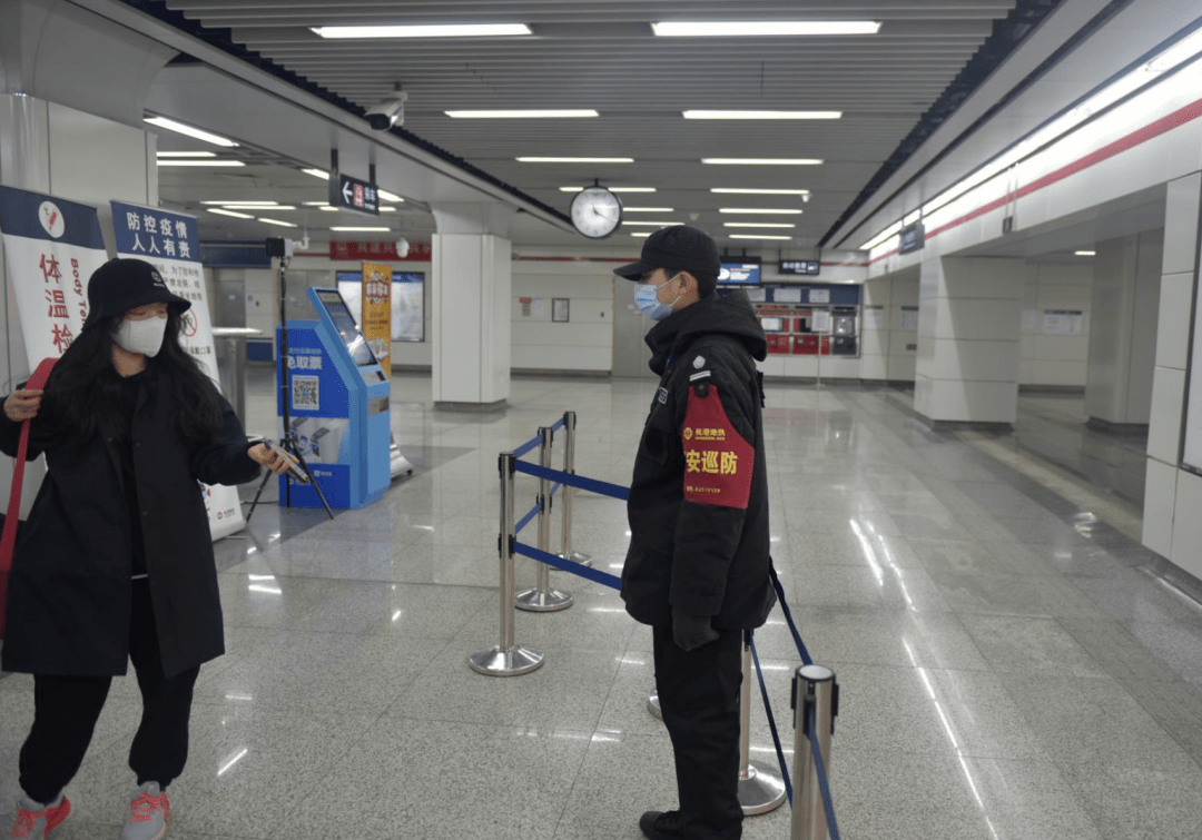 在进站口安检处放置红外线测温仪,乘客需测量体温,佩戴好口罩并出示