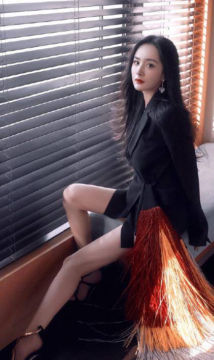 34岁杨幂宣传刺杀小说家造型似媚狐狸发际线是硬伤