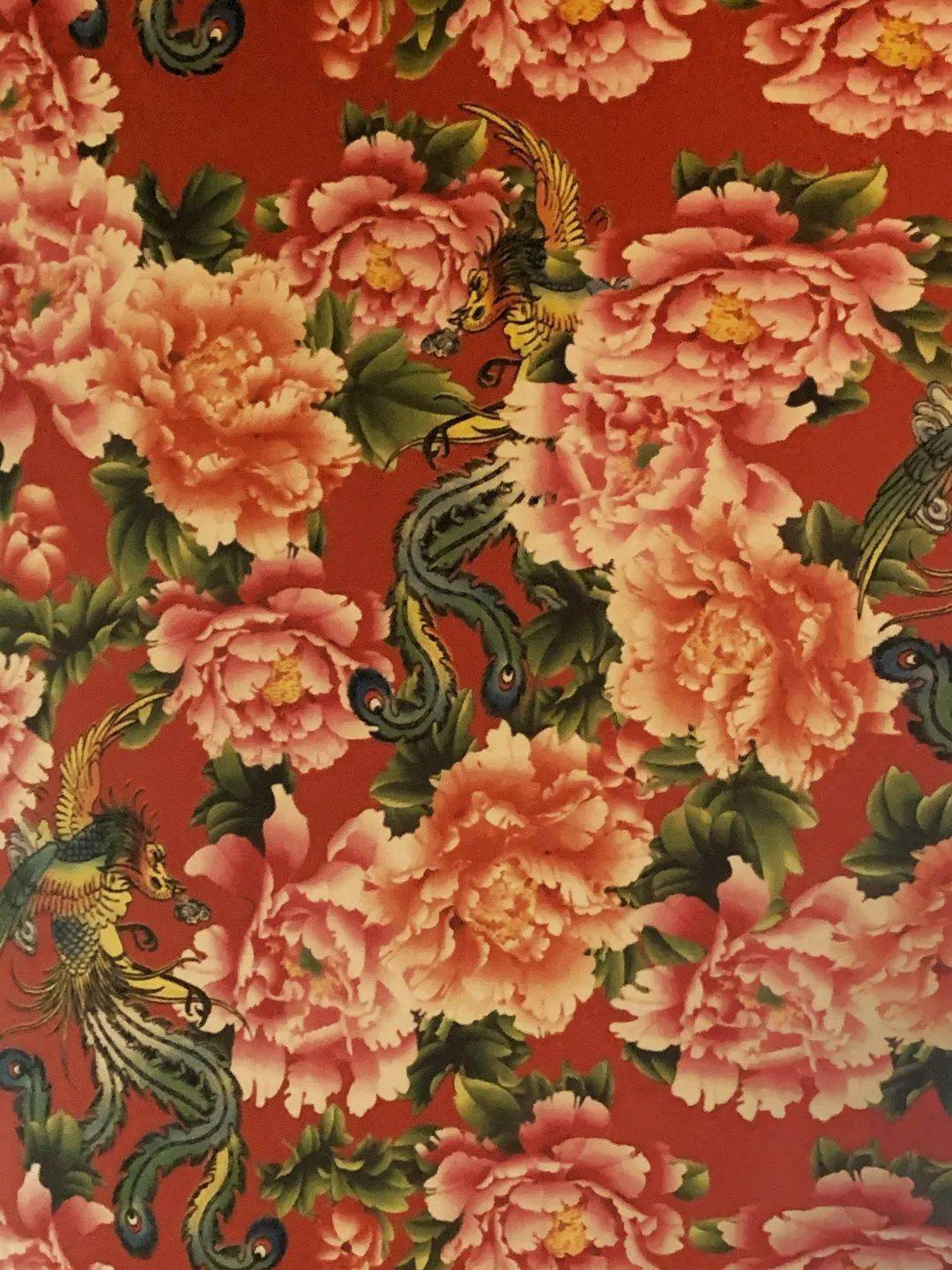 从门到桌,甚至连天花板都充满了北方的情调,都是用东北大花棉袄的图案