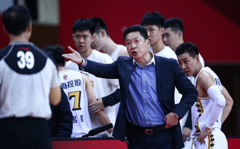 裁判已经进入无法无天的状态,嚣张跋扈到令人发指,除了李春江不满裁判