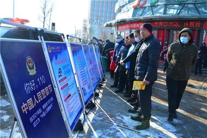 马一东同志向现场群众讲解防范知识,发放宣传品,就群众的问题咨询进行