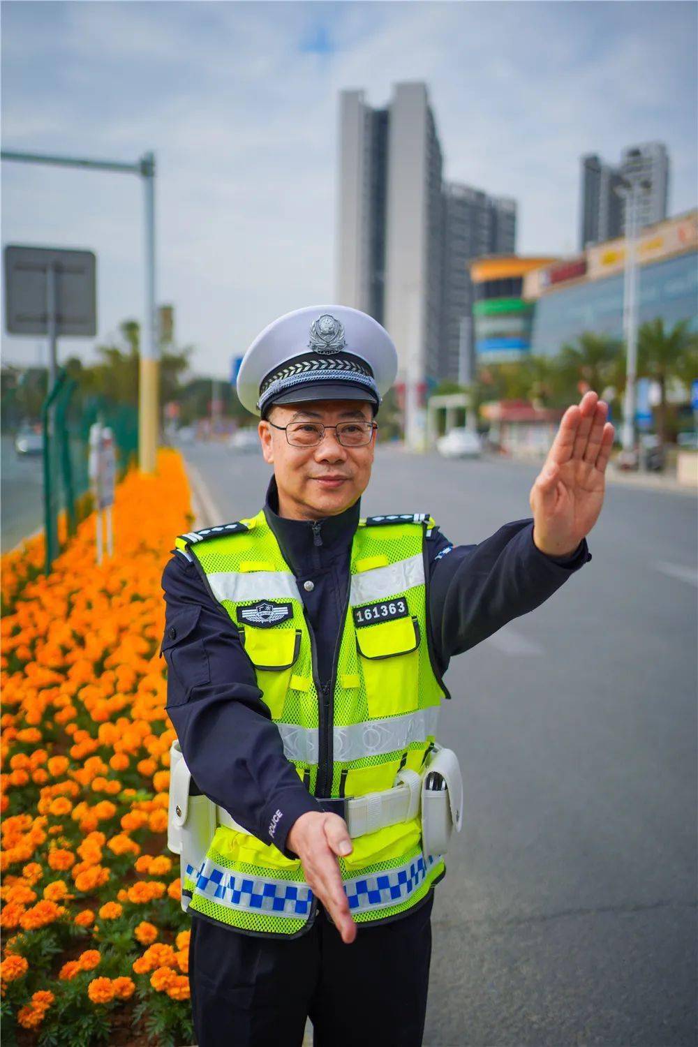 一身警服,一生警察历久弥新阔步新时代人民公安满怀信心,斗志昂扬问