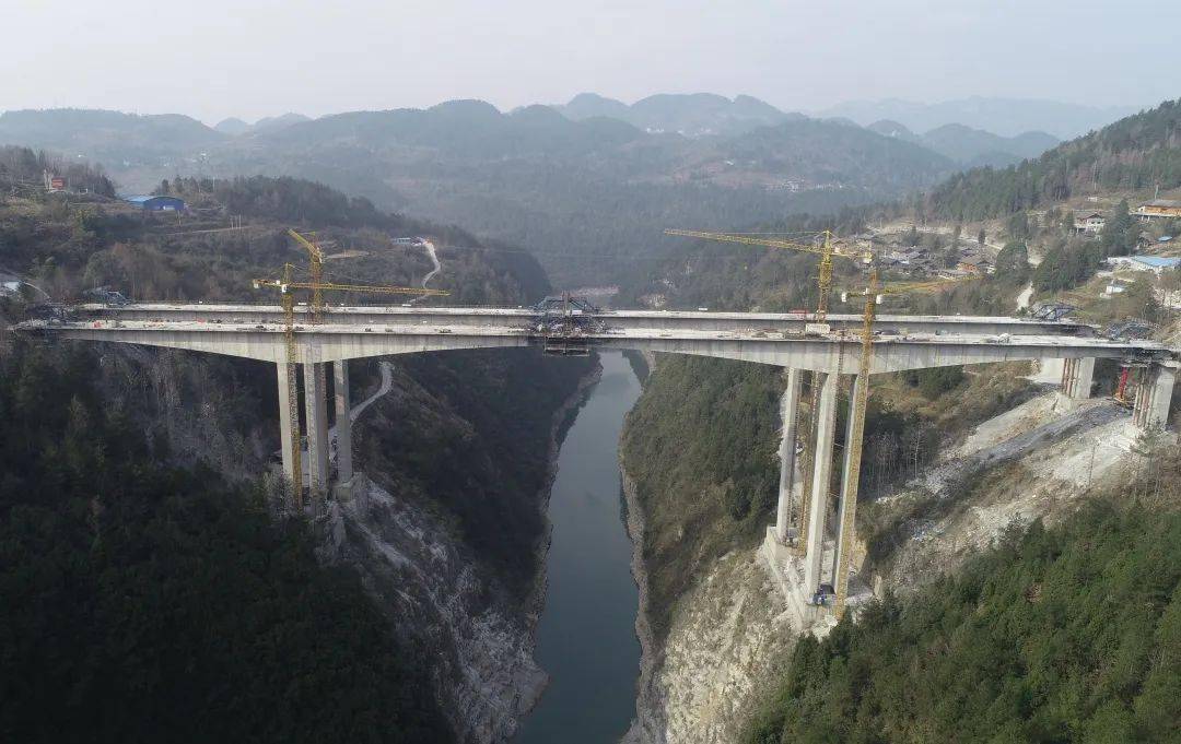主跨160米沿印松高速最大跨径连续刚构桥顺利合龙