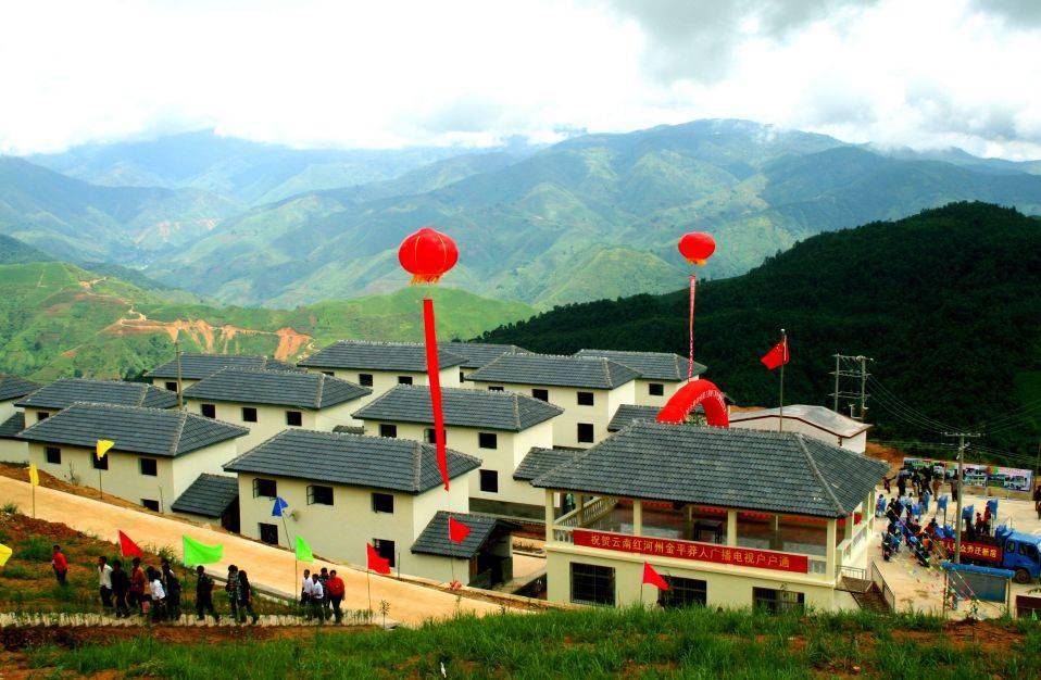 工作中,坚持扶贫政策,资金,项目向少数民族较为集中的贫困地区倾斜,决