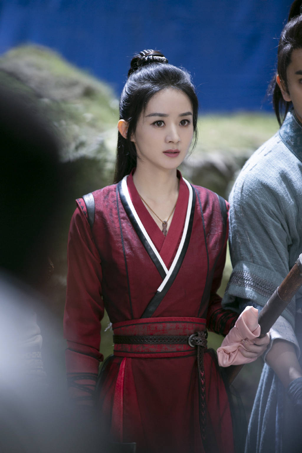 红衣阿翡裙摆一摇便惹人心醉 赵丽颖片场花絮视频&照片送上