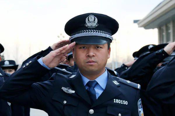 你好,警察节 | 最美警察,最美敬礼_公安