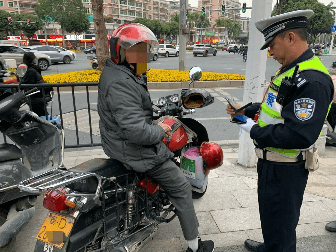 交警嚴查駕駛無牌無證,報廢摩托車及摩托車闖禁行交通違法行為