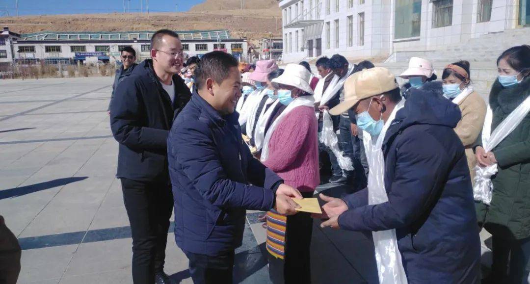 县委书记周海浪带领相关县领导以及县委办,县总工会,县驻建局等单位