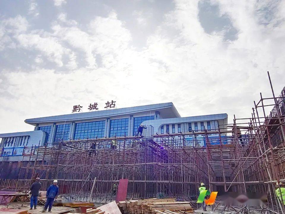 洪江市隆平体育中心位于黔城镇雪峰大道以东,占地面积210亩,总建筑