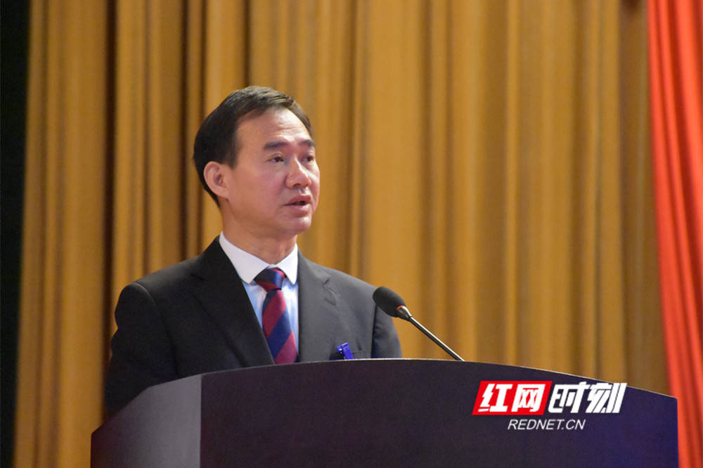 报告共分三大部分:在热烈的掌声中,市人民政府市长朱洪武作政府工作