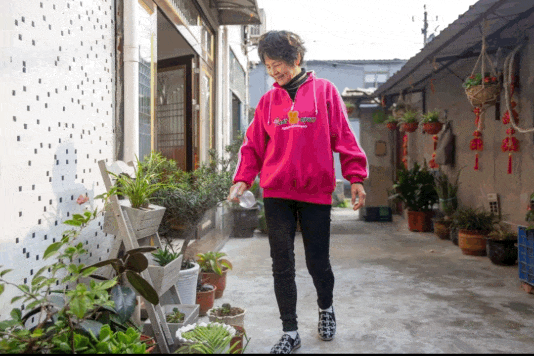 曾经,村民的家门口杂物堆积,墙上张贴的小广告特别讨人嫌;如今