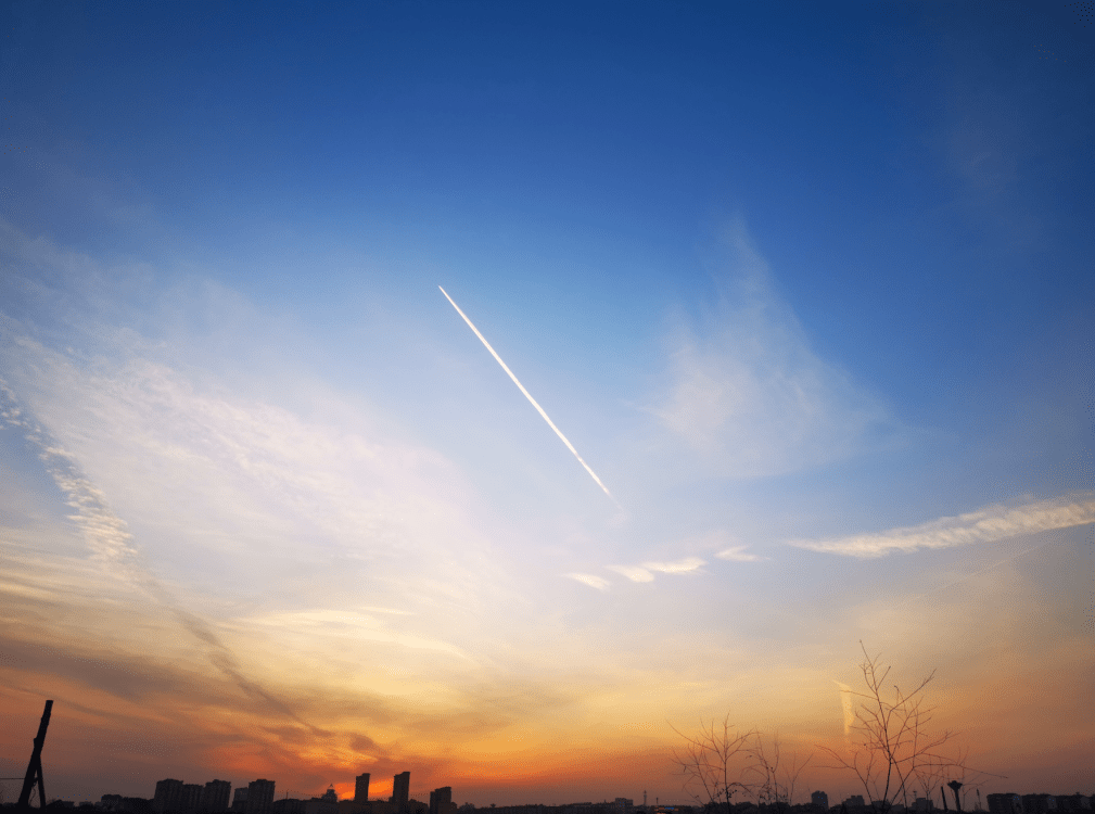 110号 钟航航  作品名称:落日余晖 作品描述:飞机线将天空完美的一分