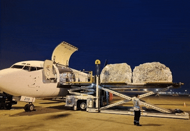 3-5月01连续三个月单月旅客量,航班架次居粤港澳大湾区机场首位.