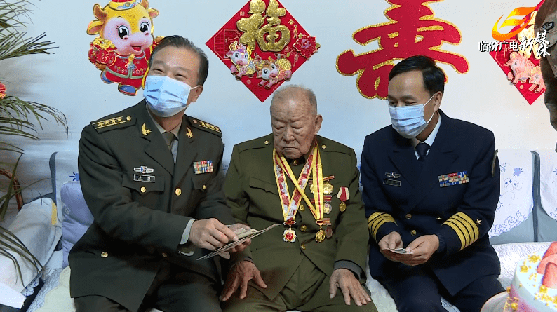 张海泉老人是临汾军分区干休所首位百岁离休干部,出生于1921年12月