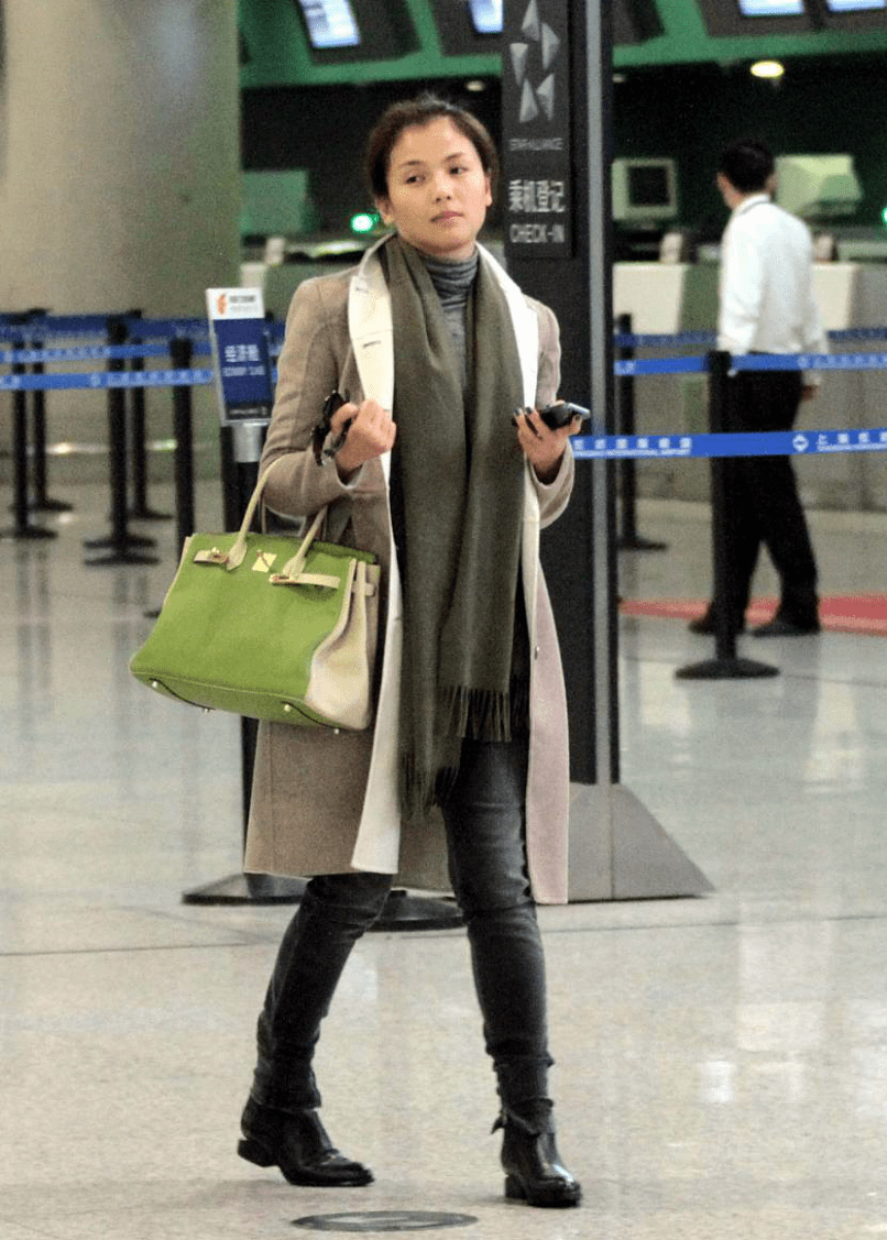 刘涛穿衣不摆阔气一身朴实低调打扮出门淡妆更有好妈妈样