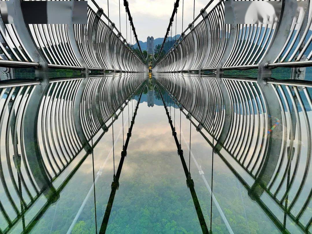 摄影/葛敏↑情人谷景区玻璃桥全面小康,就在岩下潘村厉害了,潘家小镇!