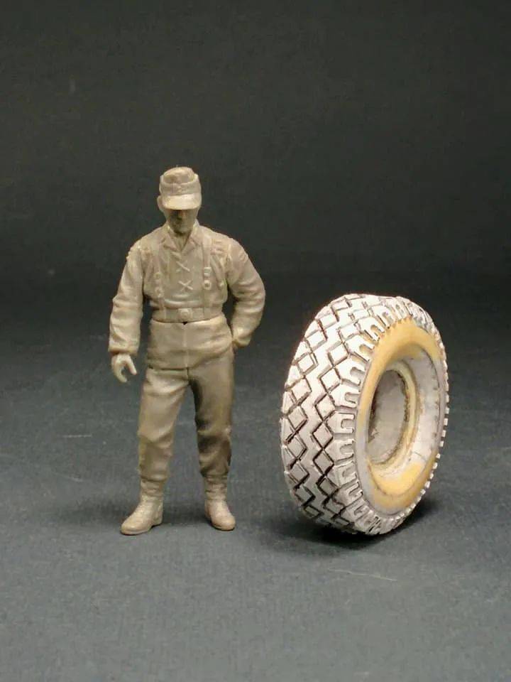 这是一台用纸糊出的全内构装甲车妈妈问我为什么要跪在地上看手机