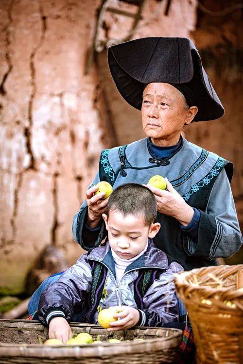 王彩平:第四次来凉山感受大变化此次剧组中年岁最高的王彩平,在剧中