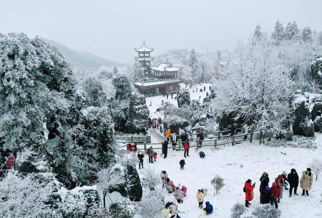 堆雪人 打雪仗 看雪景 市民盡享雪中樂_華鎣山