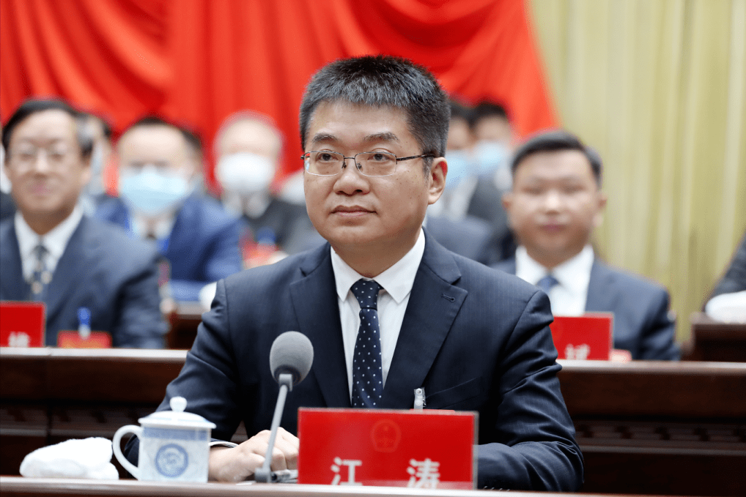 常斌作政府工作报告 赖明才主持江涛黎万宏许宁等出席沙坪坝区第十八