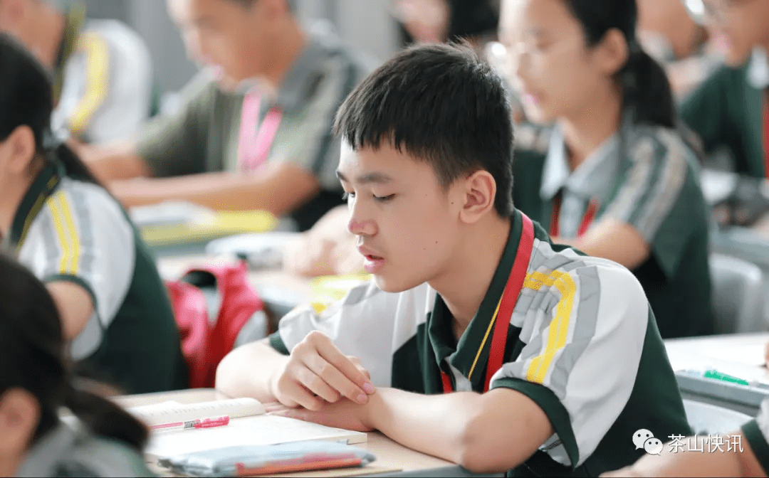 茶山中学新教学楼教室配有先进的教学一体机,纳米黑板,云班牌△茶 