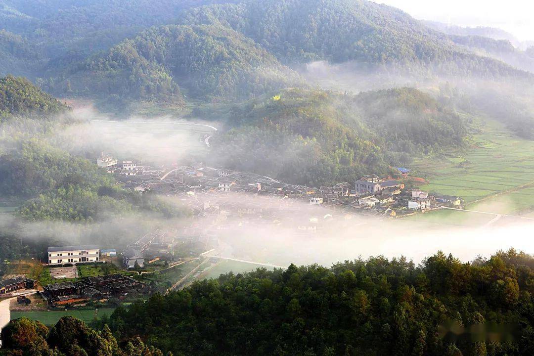 风展红旗如画三明明溪山水美如画