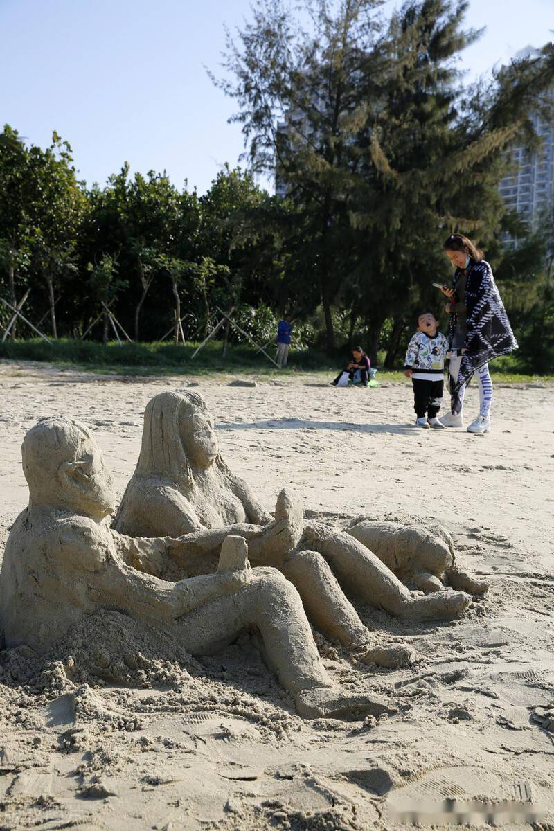 海南三亚湾海滩现温馨情侣沙雕