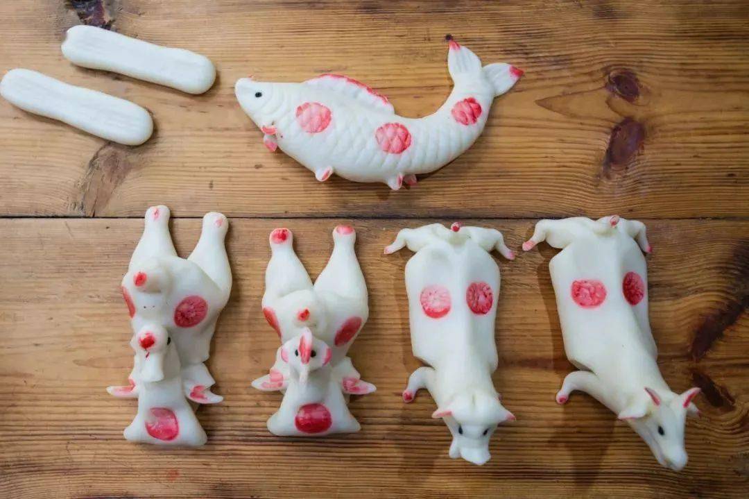 心灵手巧的村民们还会将年糕做成各种动物形状