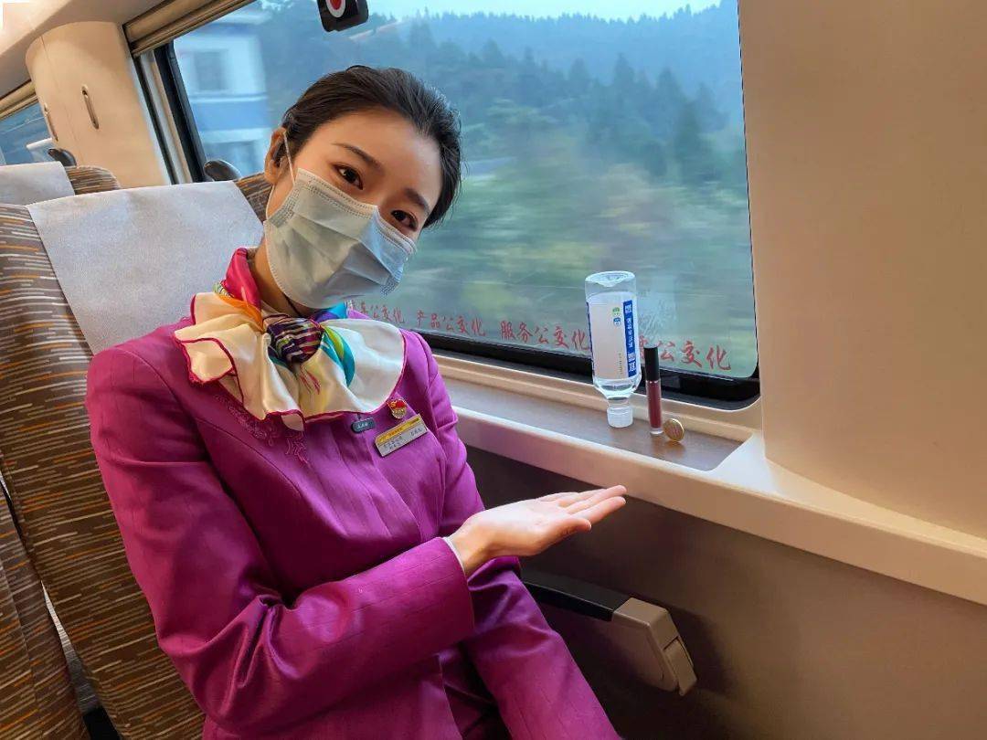 小姐姐带你解锁复兴号拍照新pose