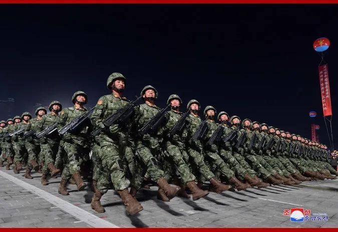 在本次阅兵的徒步方阵上,朝鲜人民军各个军团,机械化师团,特种军狙击