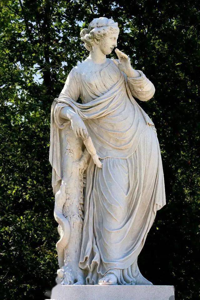 大厦前有座高达4米的雅典娜女神雕塑