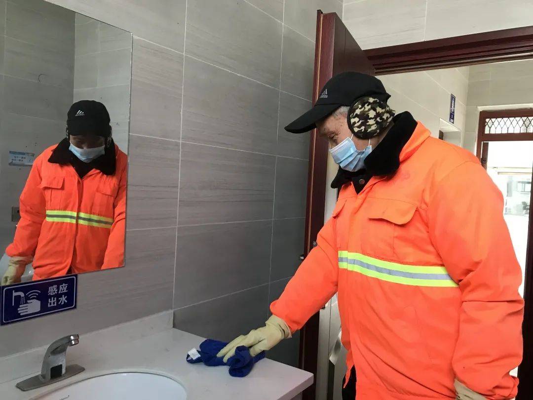 坚守干净整洁每一班岗记何李桥公厕保洁员张富汉