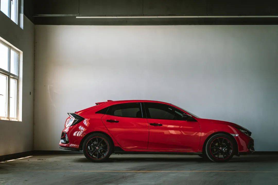 本人有料丨三厢思域车主又提两厢——快,无止尽;帅,恒久远