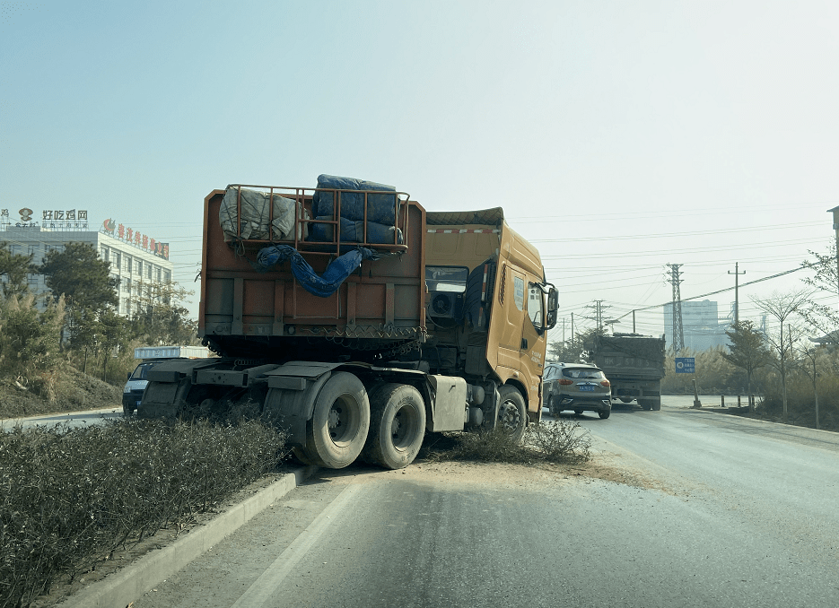 又是大拖頭車興業這路段兩天發生兩起車禍