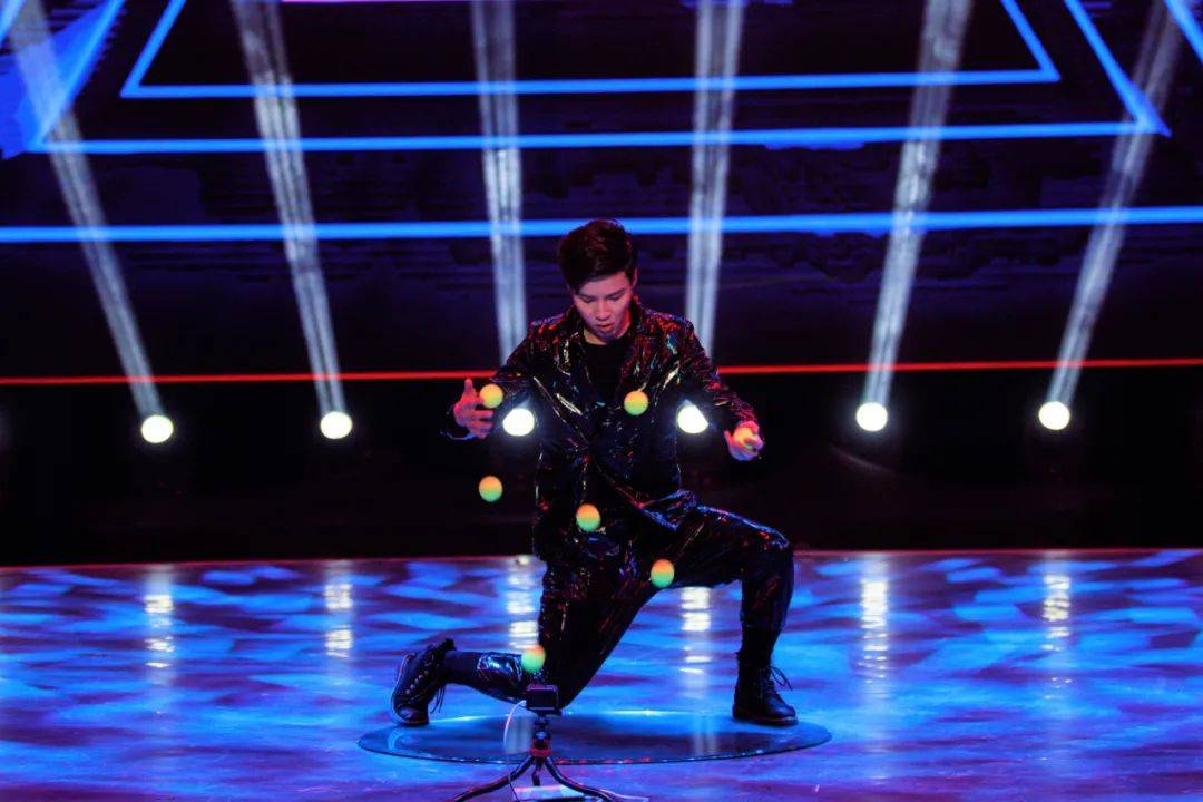 真人版蜘蛛侠高空飞檐走壁皮吊双生子惊艳演绎镜中幻像