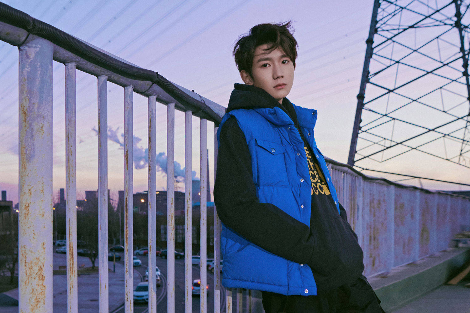 王源gucci天台氛围感大片释出,运动少年活力来袭