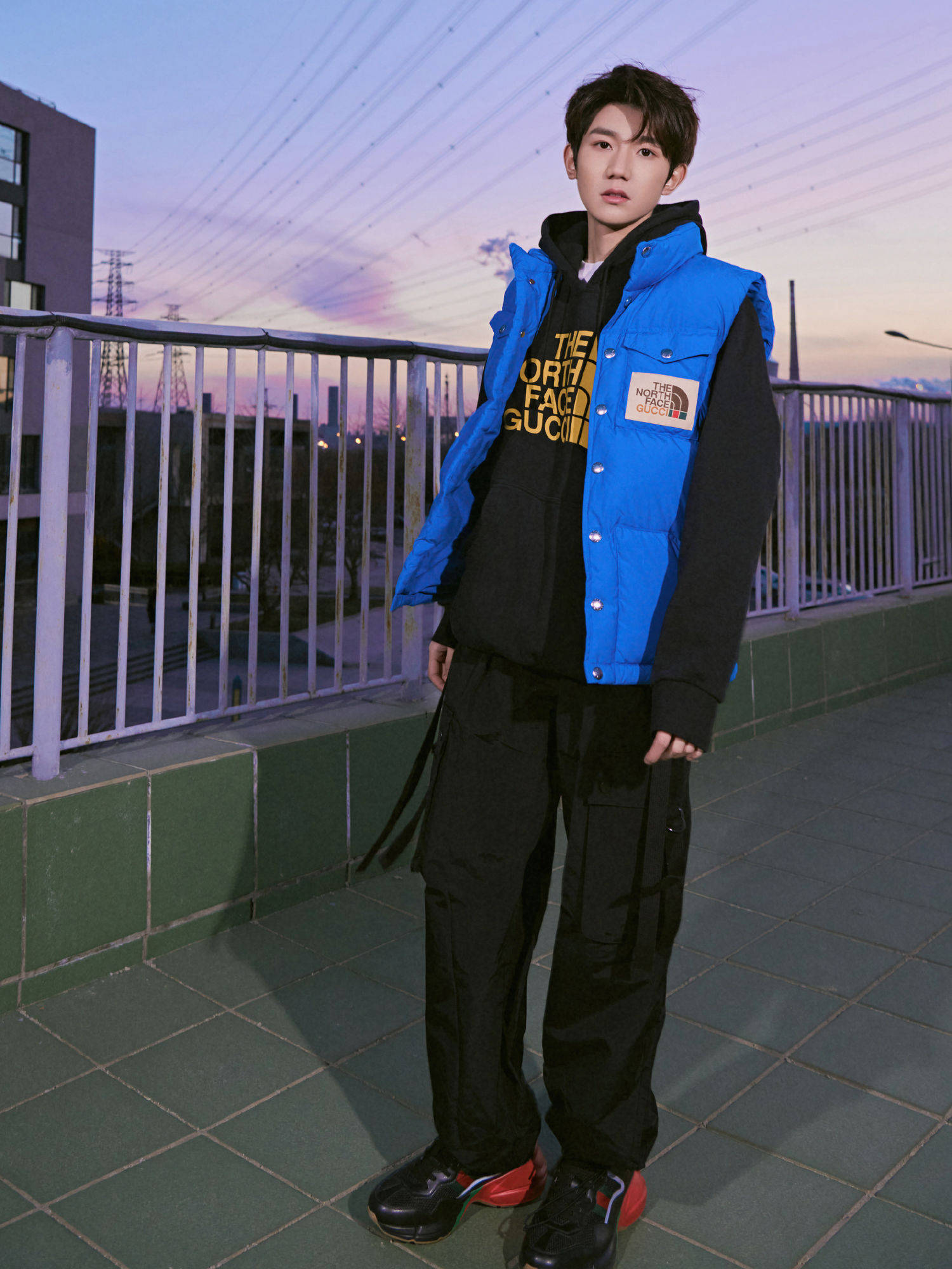 王源gucci天台氛围感大片释出,运动少年活力来袭