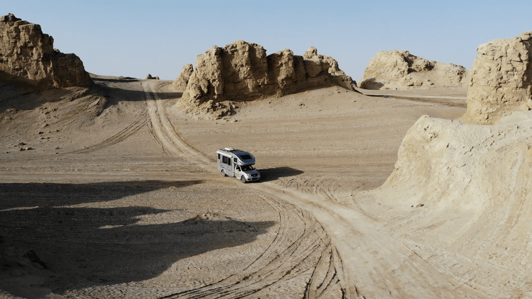 了不起的女孩一人房车旅行去到俄博梁无人区