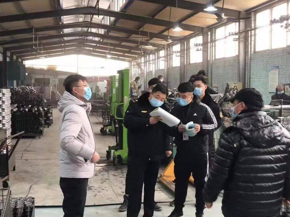 1月15日,烟店镇环保所工作人员和网格员对辖区环评企业进行检查,针对