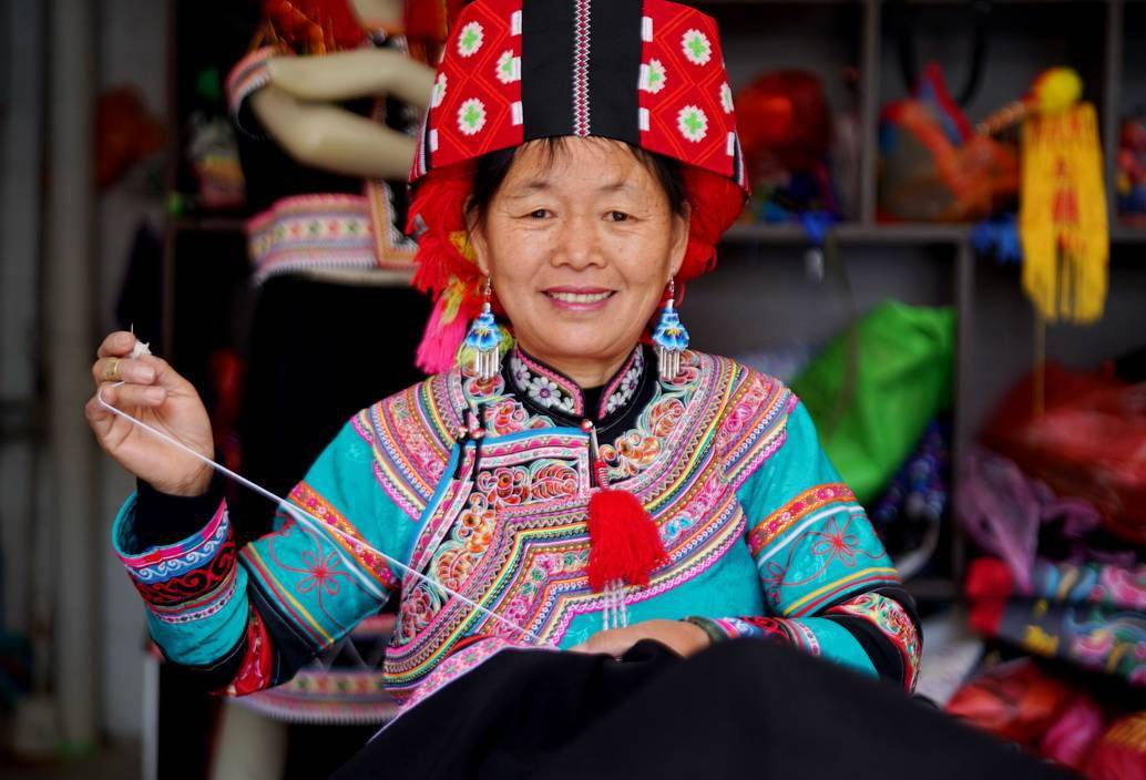 建水街头"尼苏"店,守着彝族大妈绣娘梦,心里藏着多彩民族情怀