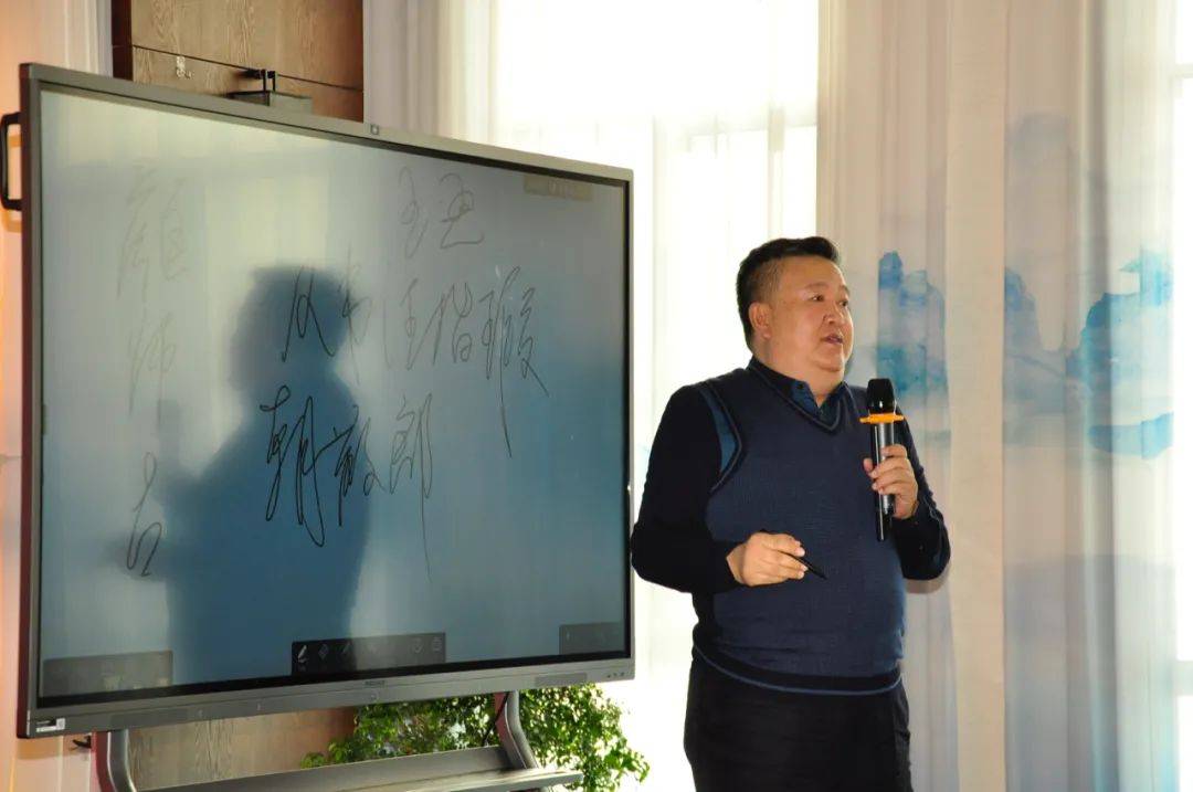 戴贵先生原为内蒙古交通厅副厅长,现为内蒙古公路投资公司董事长,2020
