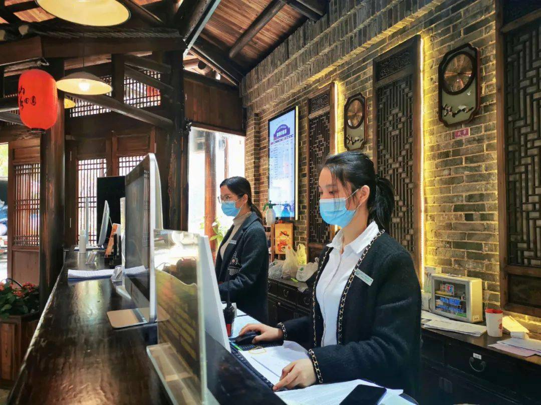 "站位线▲检查游客出示的健康码信息实名登记对每名游客进行体温检测