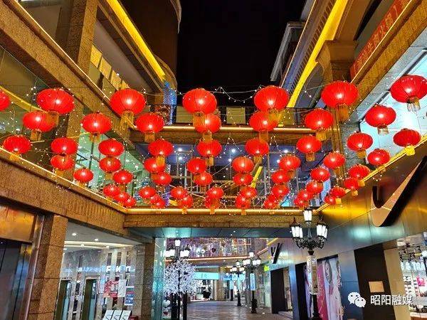洋人街购物中心:春节临近 大红灯笼挂起来